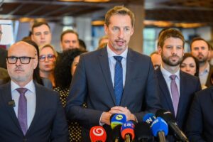 je síce koniec roka, sviatočný čas, ľudia majú iné starosti Je síce koniec roka, sviatočný čas, ľudia majú iné starosti a záujmy než sa veno...