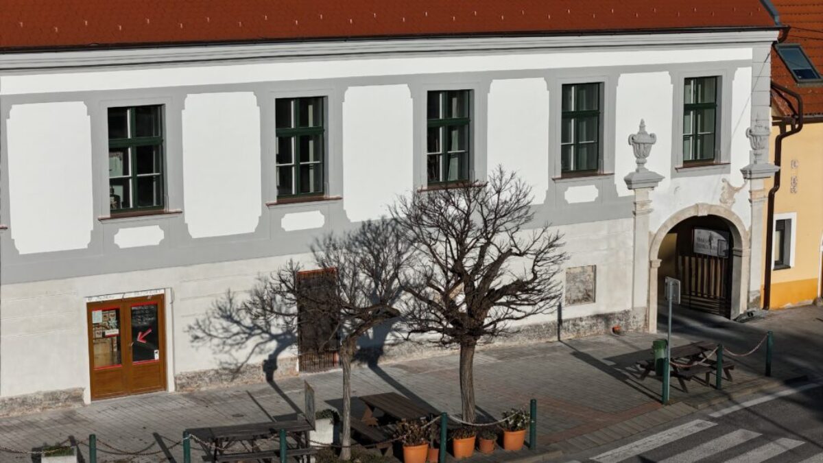 BSK: Koloničova kúria v Rači má obnovenú fasádu. Historická pamiatka sa pripravuje na ďalšiu etapu rekonštrukcie