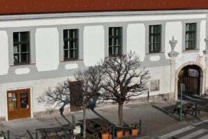 BSK: Koloničova kúria v Rači má obnovenú fasádu. Historická pamiatka sa pripravu...
