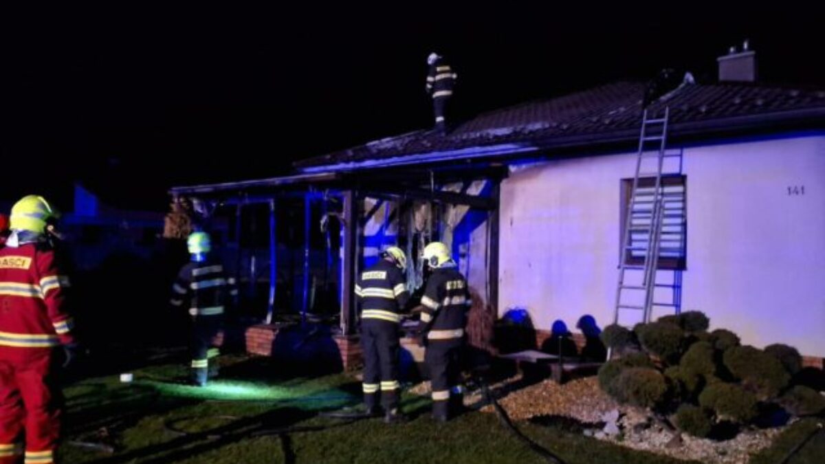 Od altánku začal horieť aj rodinný dom, hasiči zasahovali v okrese Svidník aj na druhý sviatok vianočný