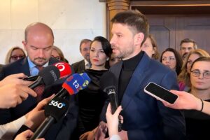 Vládna koalícia dokonala dielo skazy | Tlačový brífing PS, 12. december 2025