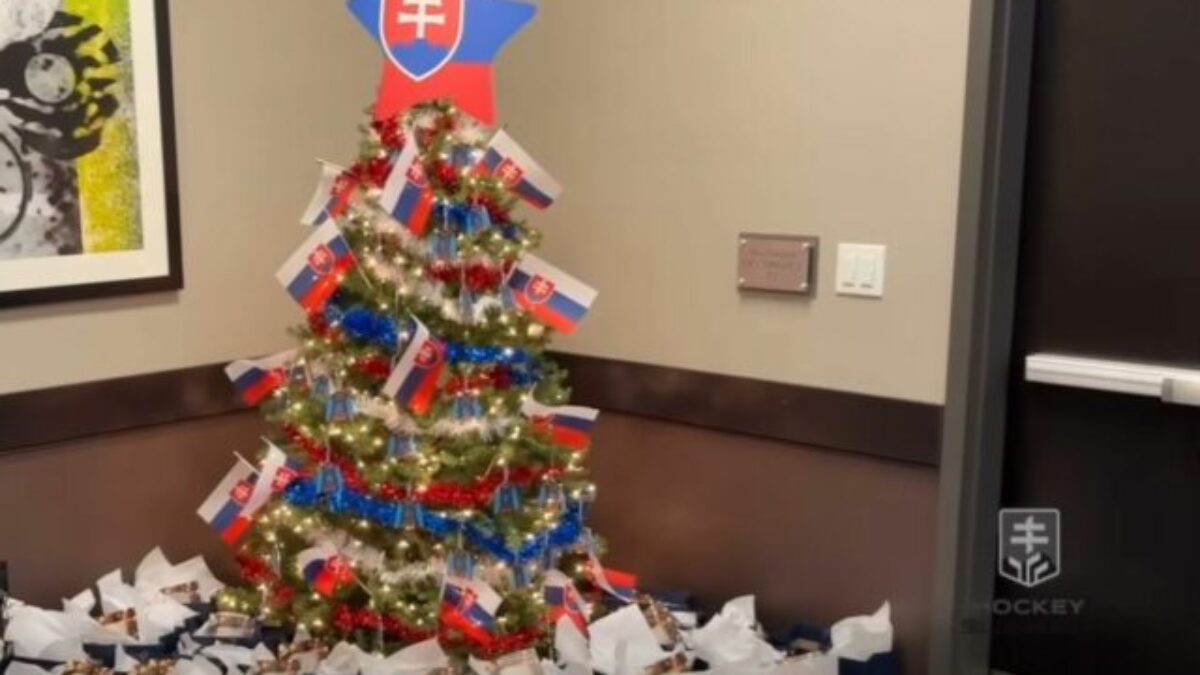 Darčeky, koleda aj tímový duch. Slovenská hokejová „dvadsiatka“ oslávila Štedrý deň v USA – VIDEO