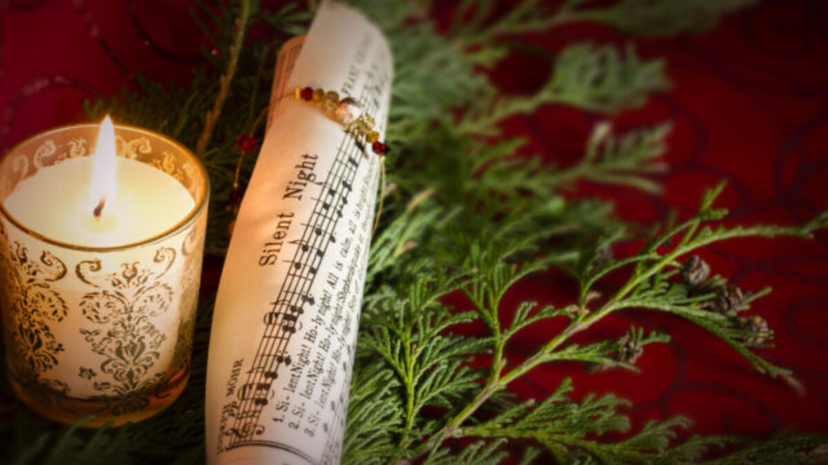 Najznámejšia vianočná pieseň je Tichá noc, už jej premiéra v kaplnke oberndorfského kostola mala veľký úspech