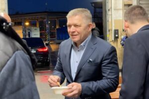 robert fico: vyjadrujem veĽkÝ reŠpekt kaŽdÉmu, kto musÍ poČas vianoČnÝch Robert Fico: VYJADRUJEM VEĽKÝ REŠPEKT KAŽDÉMU, KTO MUSÍ POČAS VIANOČNÝCH SVIATKO...