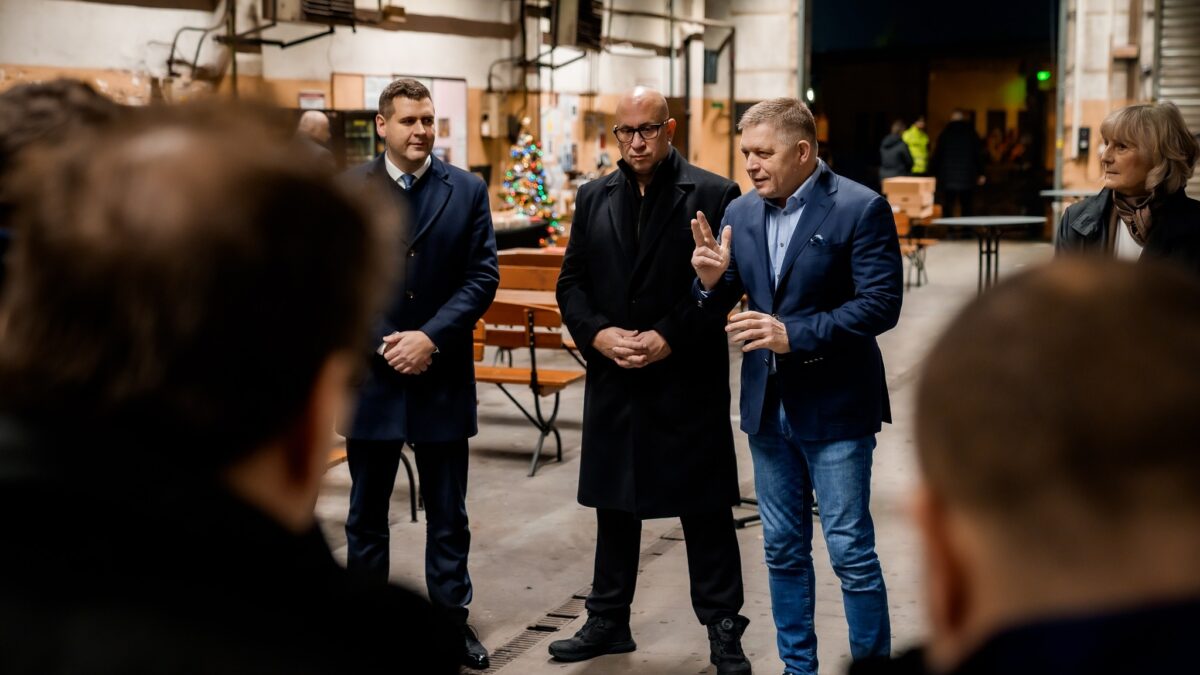 PREDSEDA VLÁDY SR ROBERT FICO SPOLU S MINISTROM DOPRAVY SR JOZEFOM RÁŽOM DNES RÁNO NAVŠTÍVILI MESTSKÝ DOPRAVNÝ PODNIK V BRATISLAVE