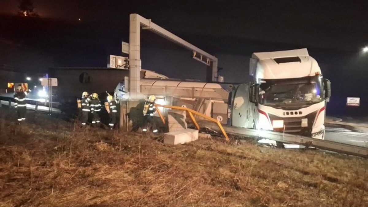 Nehoda kamióna skomplikovala dopravu v okolí Svrčinovca, z prevrátenej cisterny uniklo veľké množstvo nebezpečnej látky – VIDEO, FOTO