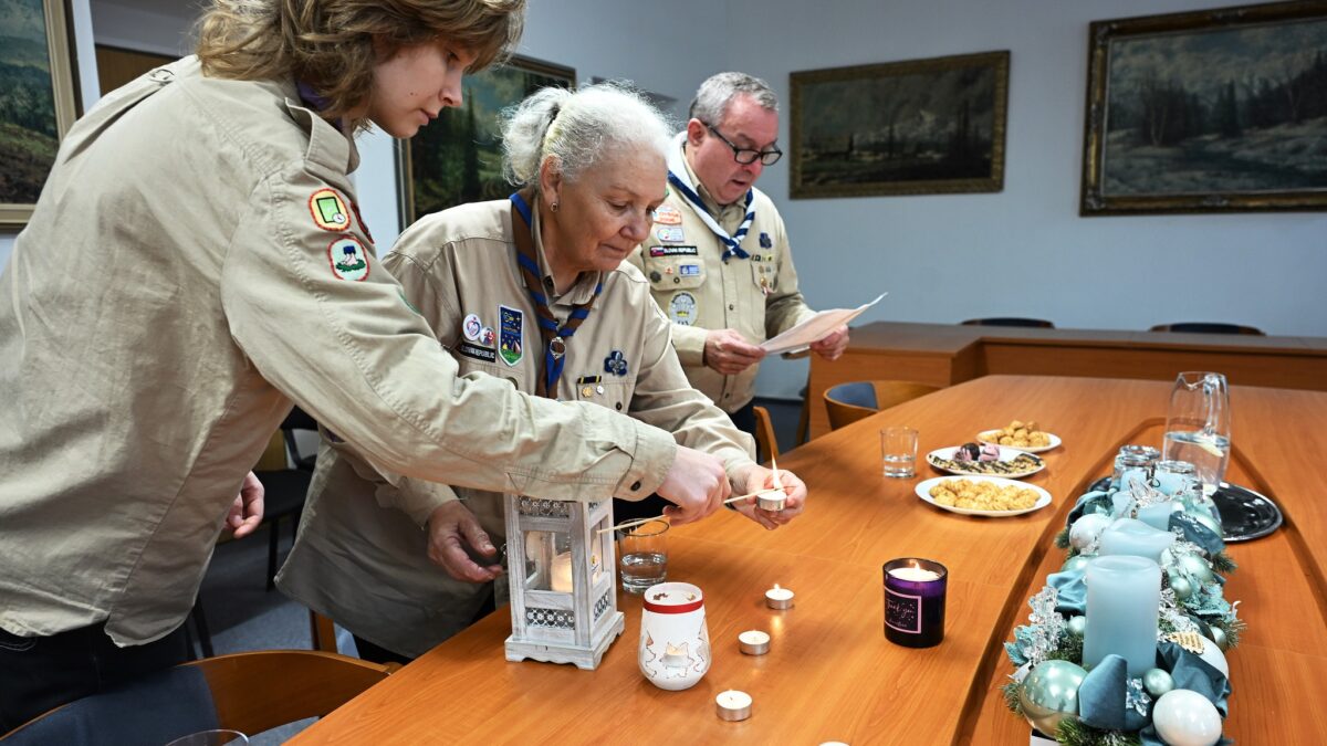 Mesto Trenčianske Teplice: Betlehemské svetlo zažiarilo aj na Mestskom úrade