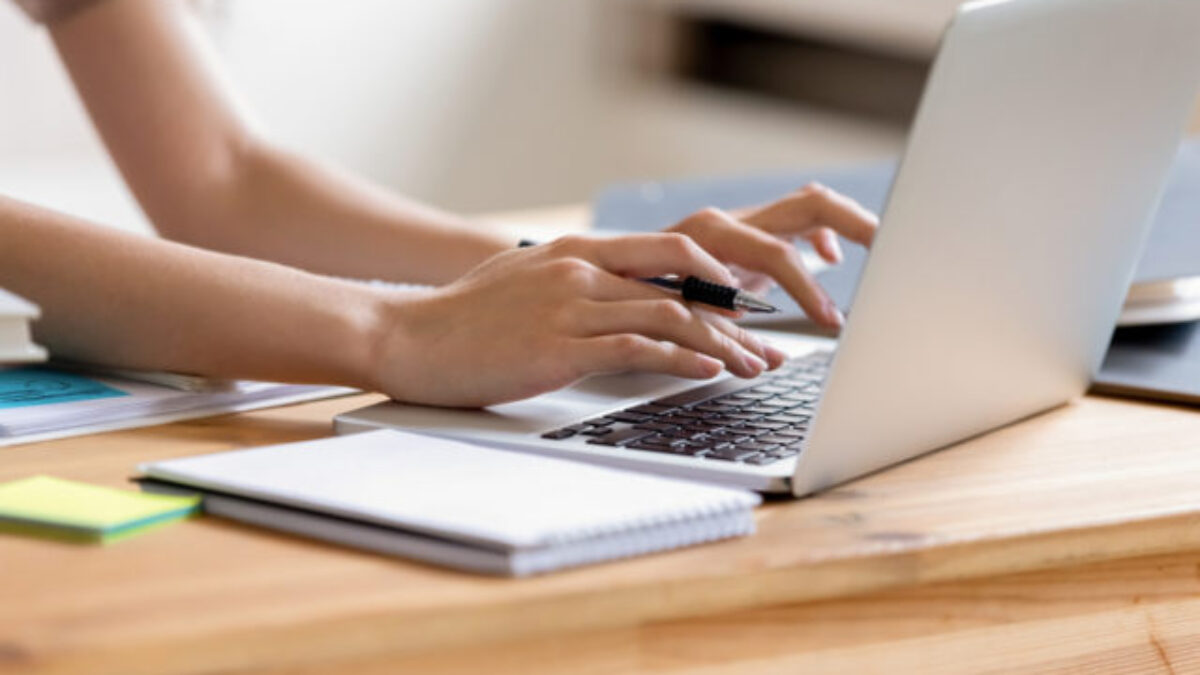 Práca pre platformy a digitálne aplikácie predbehla zákony, Tomášovo ministerstvo sa to chystá zmeniť Práca pre platformy a digitálne aplikácie predbehla zákony, Tomášovo ministerstvo sa to chystá zmeniť