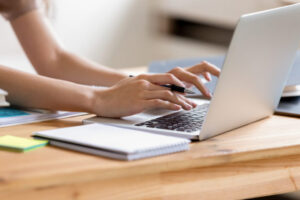 Práca pre platformy a digitálne aplikácie predbehla zákony, Tomášovo ministerstv...