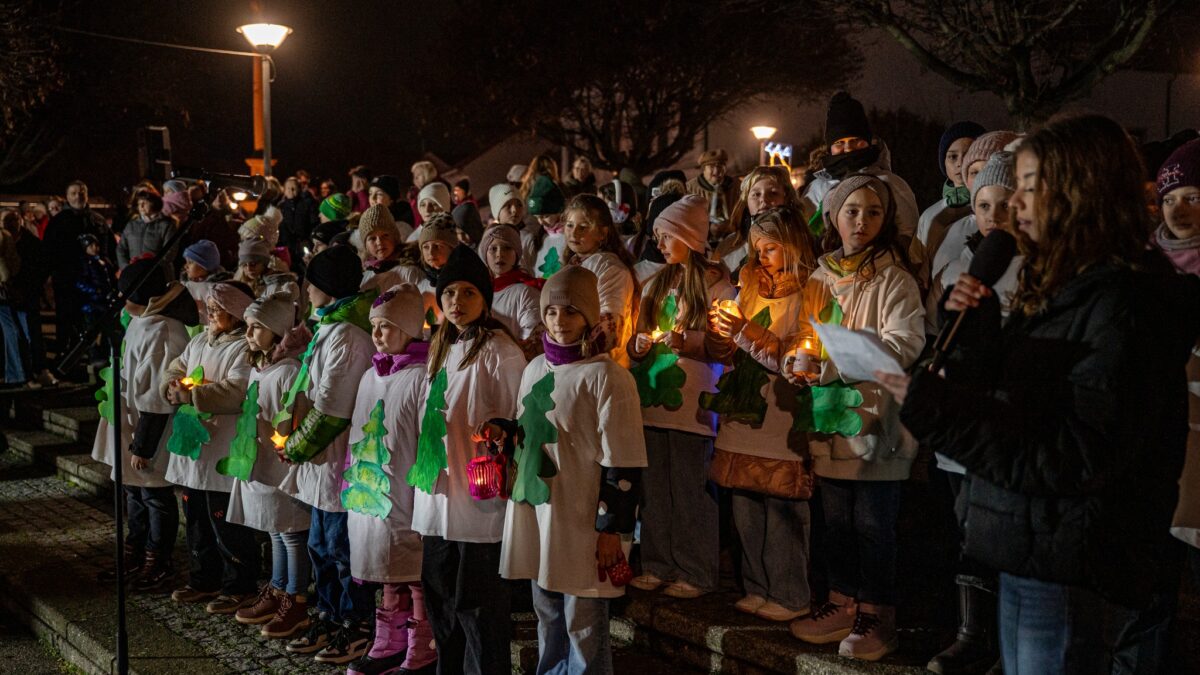 Mesto Nové Mesto nad Váhom: Deti zo ZŠ Tematínska rozsvietili štvrtú adventnú sviečku, ktorá symbolizuje lásku a blízkosť a pripomína, že Vianoce sú už veľmi blízko. Je to čas, keď sa, veríme, viac zastavíme, myslíme na seba nav