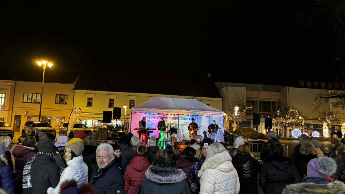 Kultúra Topoľčany: Dnešná večerná atmosféra na Nám. M.R. Štefánika…