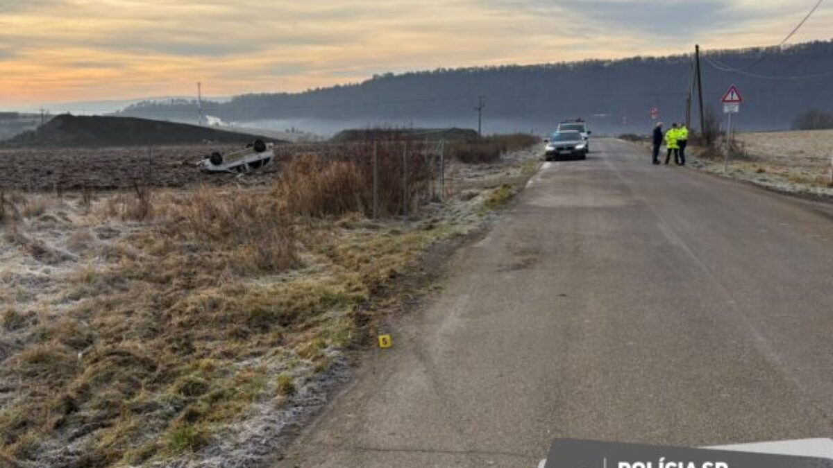 Tragická nehoda v okrese Prešov, vodič zišiel mimo cestu a auto skončilo prevrátené na streche – FOTO