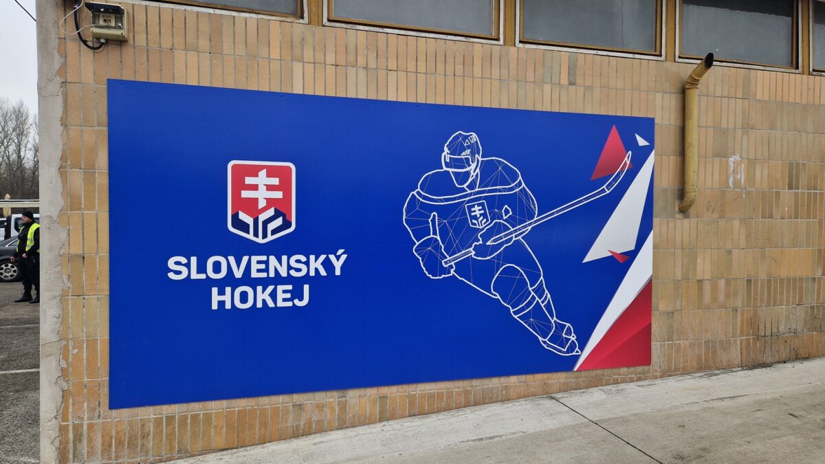 Mesto Piešťany: V rámci projektu Slovenského zväzu ľadového hokeja „Školy idú na repre“ dnes tribúny hokejového štadióna v Piešťanoch zaplnili žiaci materských, základných a stredných škôl z Piešťan a okolia.