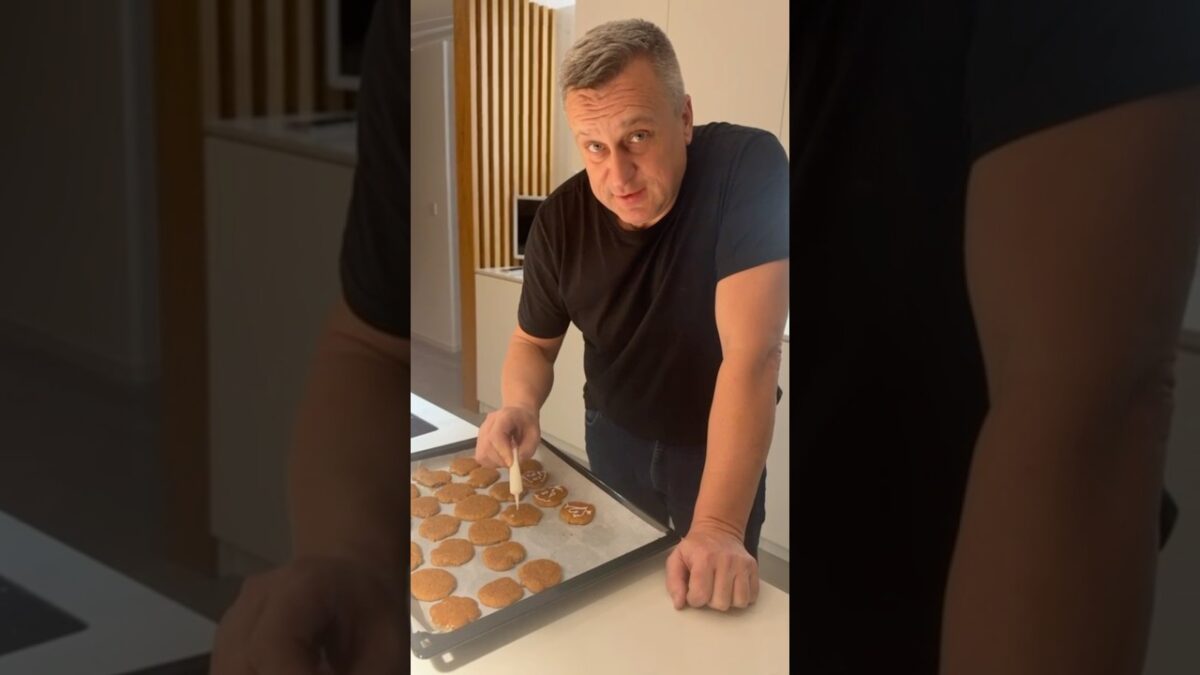 Andrej Danko: Čo dávajú do perníčkov v SaS a PS podľa vás? Prajem krásny večer, Andrej.