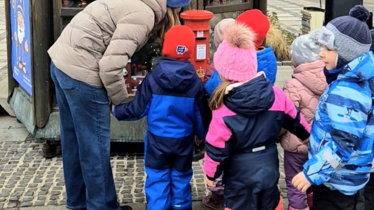 Mesto Liptovský Mikuláš: Už len 4 dni Vianočná schránka pri mikulášskom domčeku na Námestí osloboditeľov stále čaká na kresby, básničky a priania pre Mikuláša, Ježiška či ich pomocníkov do soboty. Pozdravy môžete vhadzovať