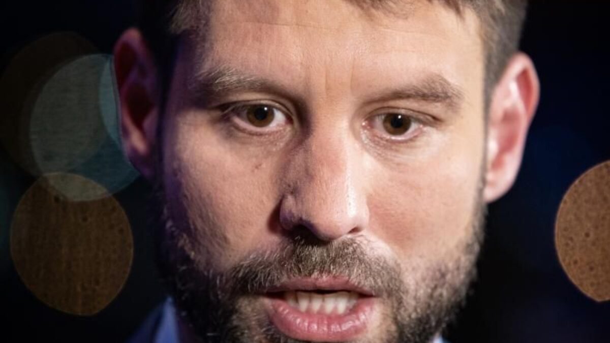 Predseda PS Šimečka ml. si zatelefonoval s ideologickým vodcom ich sekty, čiže so svojim oteckom Šimečkom st. a prišiel s významným zistením – veľmoc, rozumej USA už vraj „nie je našim dôveryhodným pa