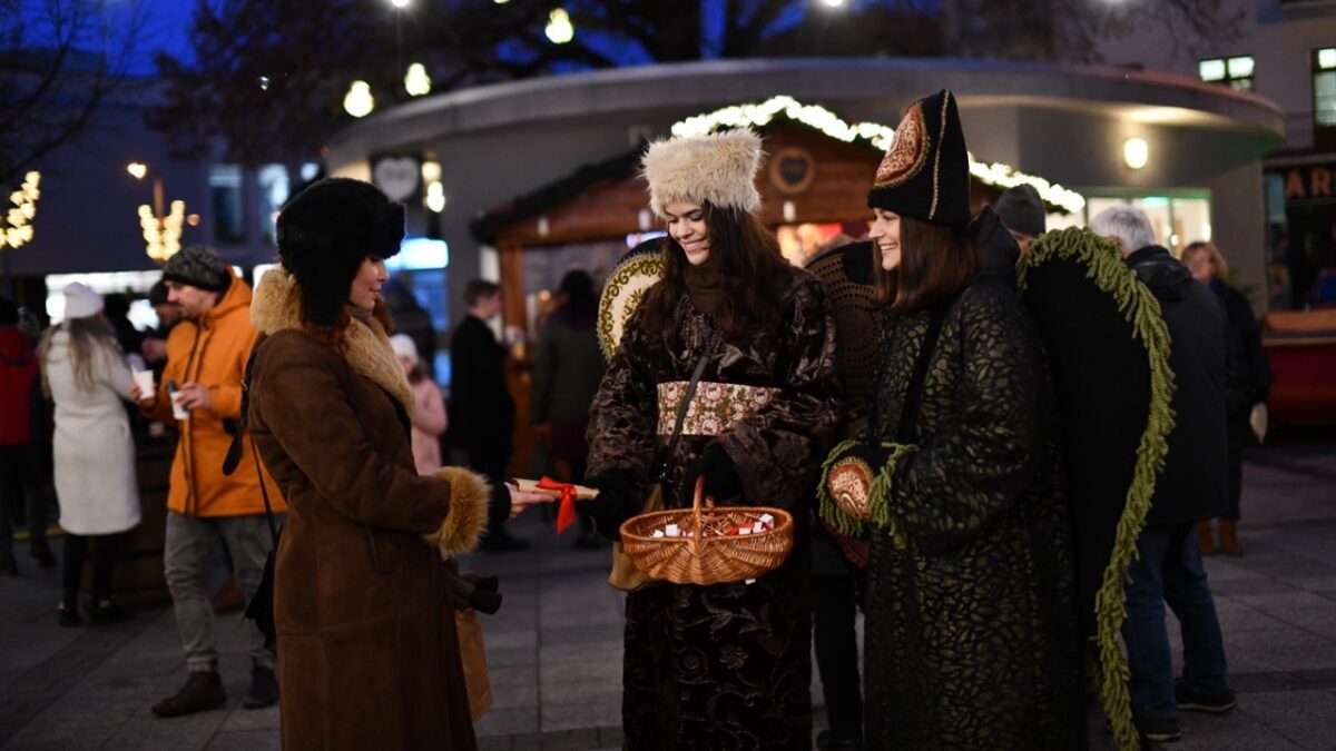 Mesto Piešťany: V PIEŠŤANOCH MÔŽETE STRETNÚŤ ŽIVÝCH ANJELOV. OBDARUJÚ TÝCH, ČO SA USMIEVAJÚ