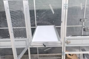 Mensia úprava stavajucej Voliery 3×0,9x2m, vložené dvierka s výsuvným krmny...