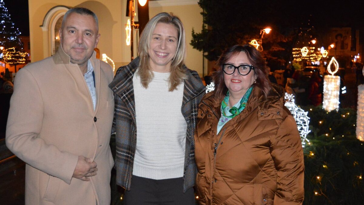 Mesto Topoľčany: SVETLO TRETEJ ADVENTNEJ SVIECE NA NÁMESTÍ