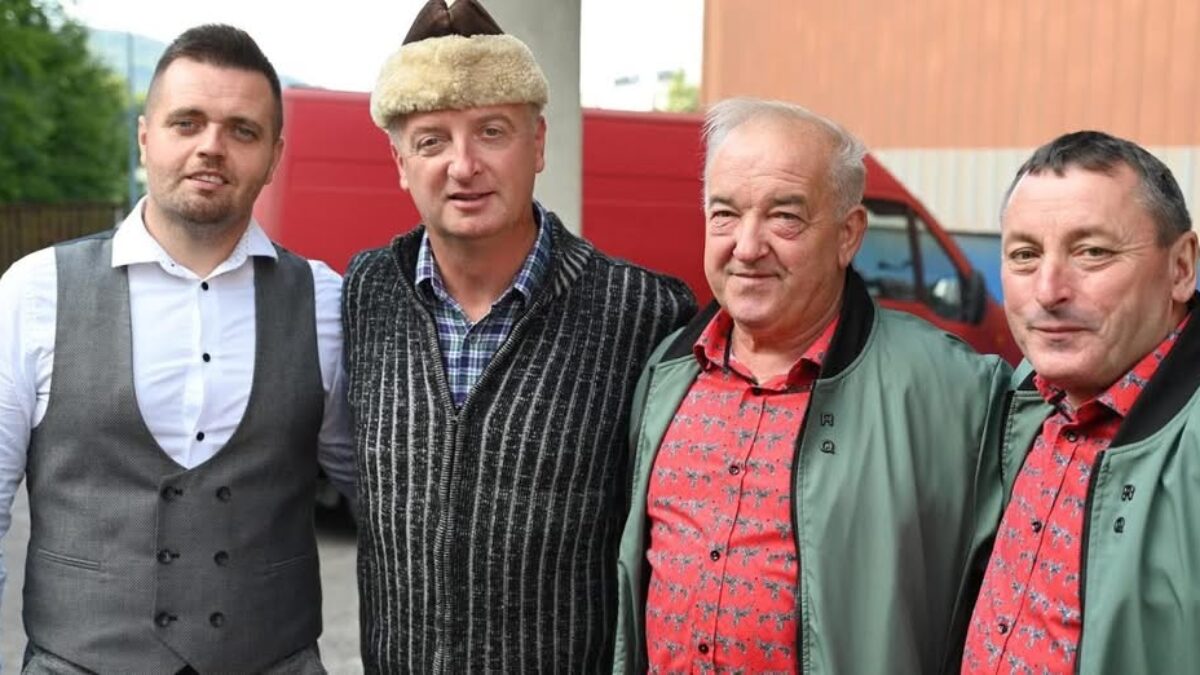 Mesto Trenčianske Teplice: S hlbokým zármutkom sme prijali správu o úmrtí mladého slovenského speváka Adama Urbana. V roku 2024 svojím vystúpením v Trenčianskych Tepliciach priniesol do nášho mesta radosť, energiu a nezabudnute