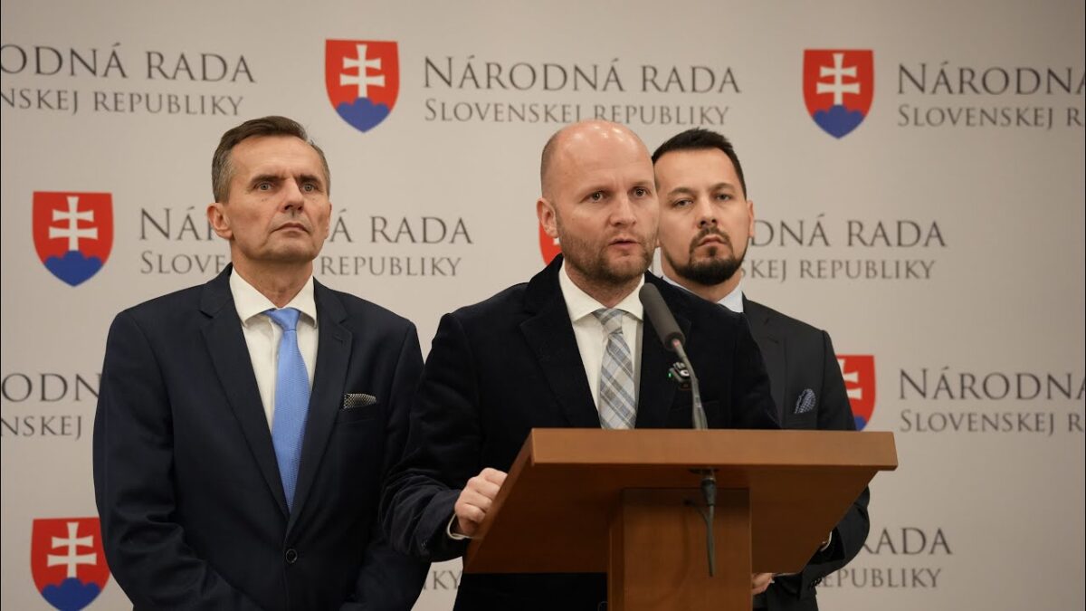 Live: Kde je prezident, keď ho Slovensko potrebuje? + aktuálna politická situácia