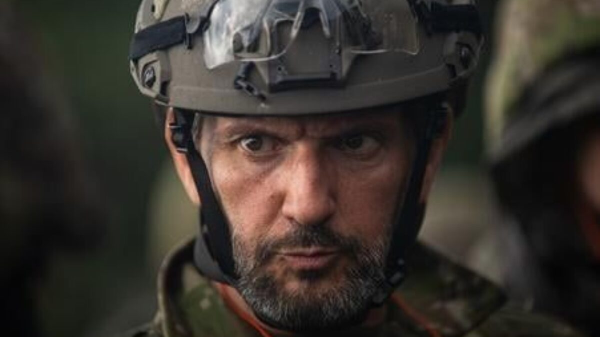 Minister našej obrany Robert Kaliňák, podpísal zmluvu na 58 miliárd na muníciu. Niečo ako obchod storočia. Otázka znie: pre koho je to výhodne? Pre ministra alebo pre známeho zbrojára Strnada, alebo n