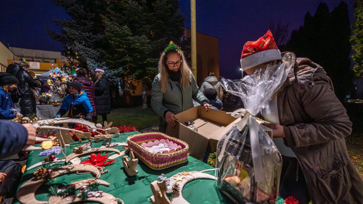 Mesto Žiar nad Hronom: VIANOČNÉ TRHY DOBRA A LÁSKAVOSTI NA ŽIARSKEJ ŠTVORKE