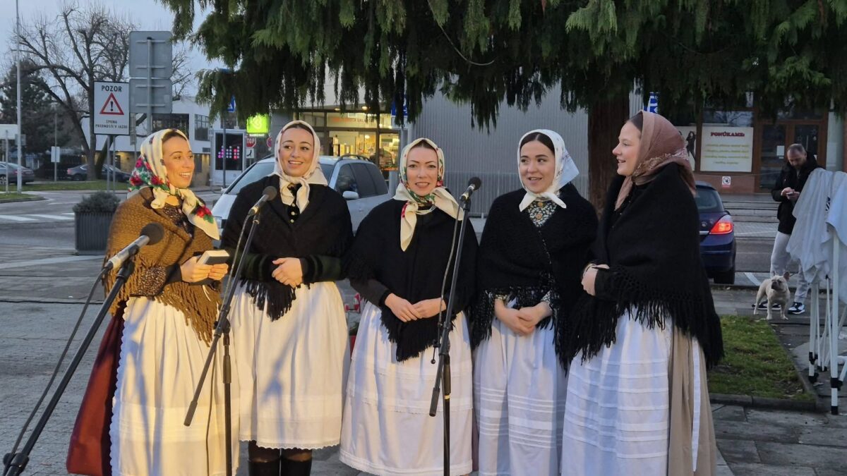 Kultúra Šaľa: Dnes sme rozsvietili druhú adventnú sviečku – sviečku POKOJA a MIERU