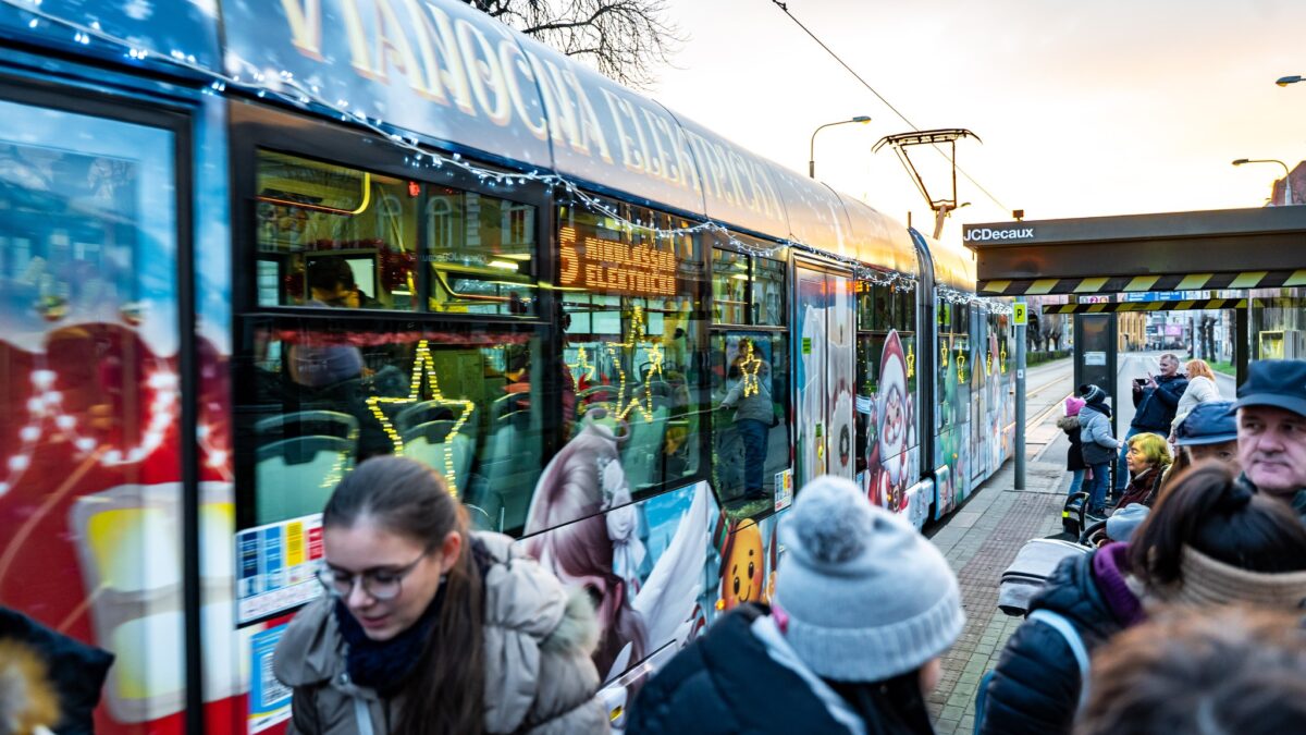 mesto košice: mikulÁŠska elektriČka priniesla do koŠÍc Úsmevy, dobroty aj Mesto Košice: MIKULÁŠSKA ELEKTRIČKA PRINIESLA DO KOŠÍC ÚSMEVY, DOBROTY AJ VIANOČNÚ NÁLADU