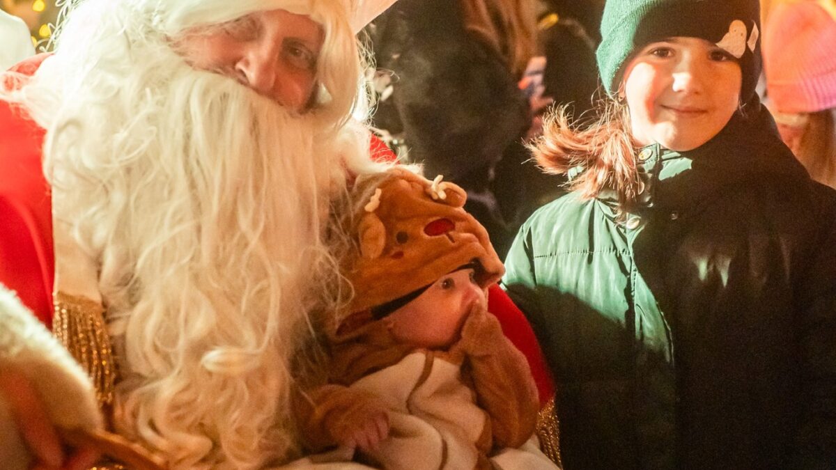 Mesto Skalica: Ako sa vám páčil Mikuláš na námestí, ktorého sme si pre vás tento rok pripravili spolu s ochotníckym divadlom BÚDA?