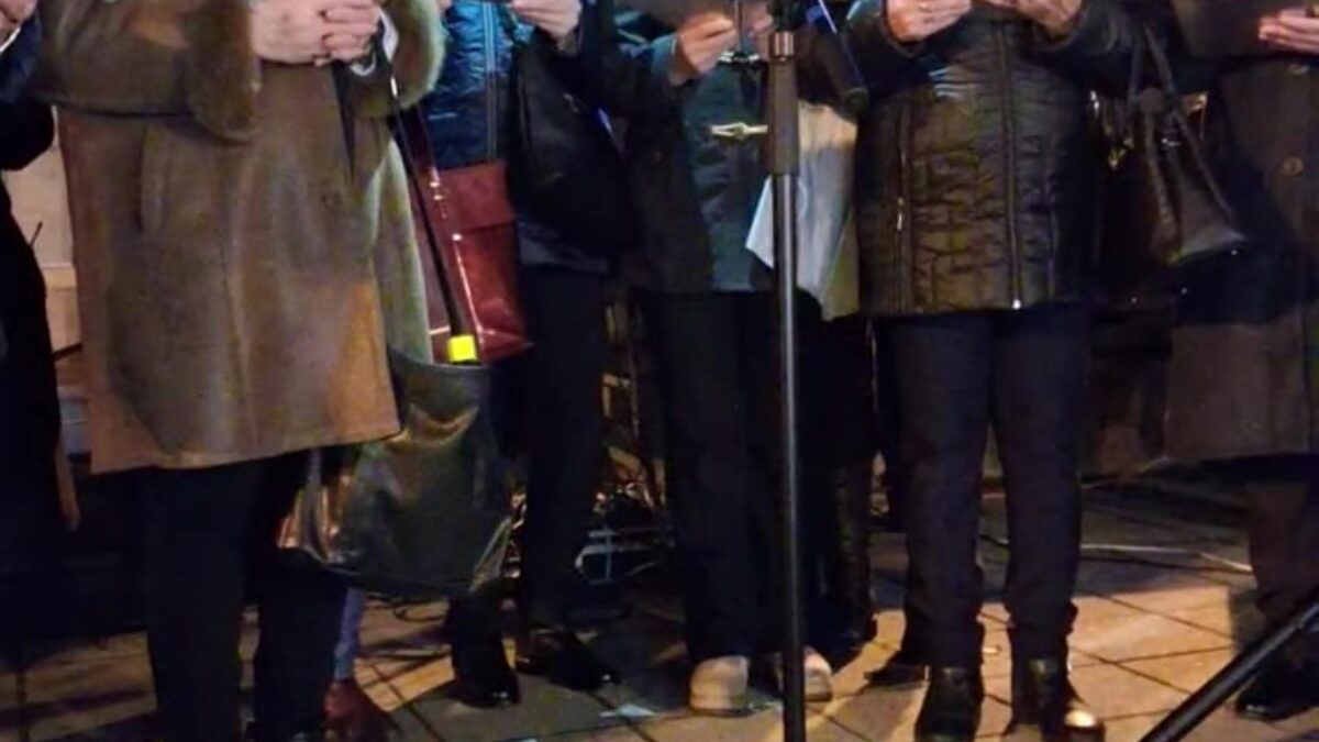 Kultúra Topoľčany: Rozsvietenie druhej adventnej sviece s topo\u013e\u010dancom Ivanom Klemanom a seniorskou skupinou N\u00e1dej \ud83d\udd6f\ud83d\udd6f“},“is_text_only_story“:false,“id“:“UzpfSTEwMDA3NTkyMjI5Njc1MTpWSz