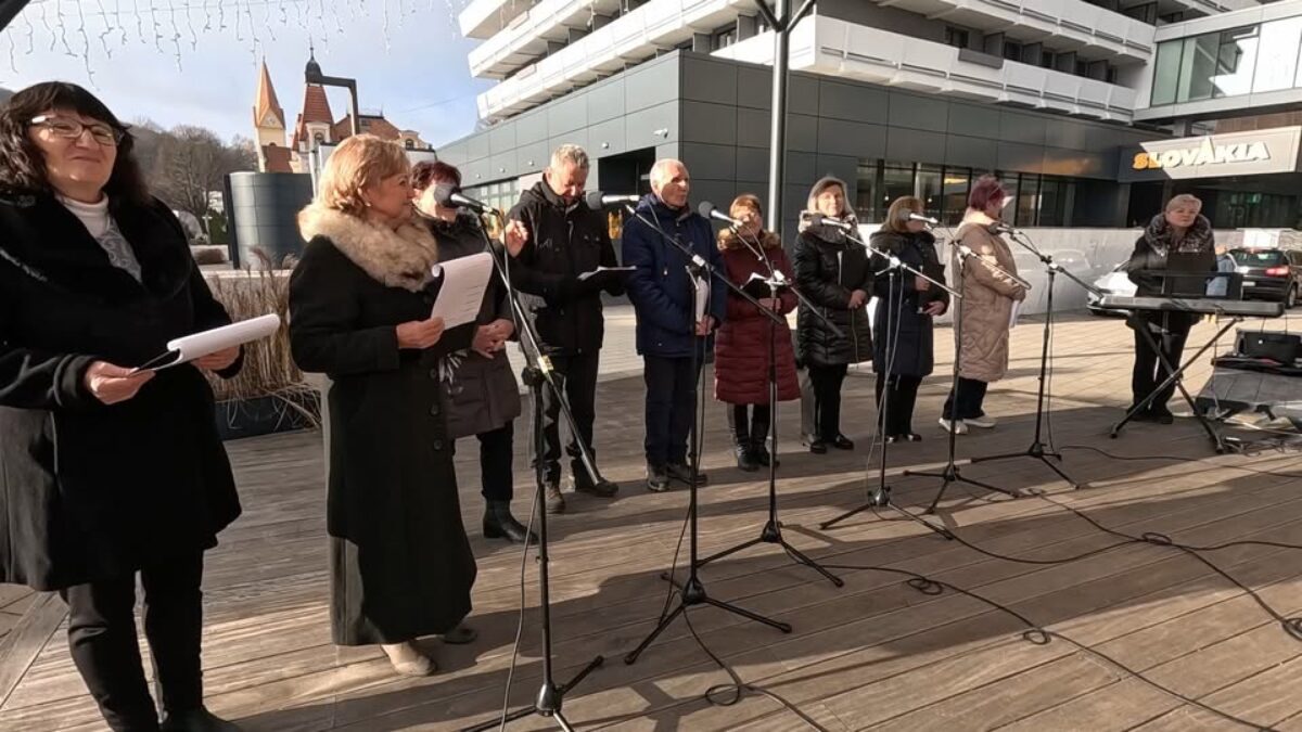 Mesto Trenčianske Teplice: Na Kúpeľnom námestí sa o krásnu atmosféru prvej adventnej nedele postarala domáca hudobná skupina Teplička z Trenčianskych Teplíc.