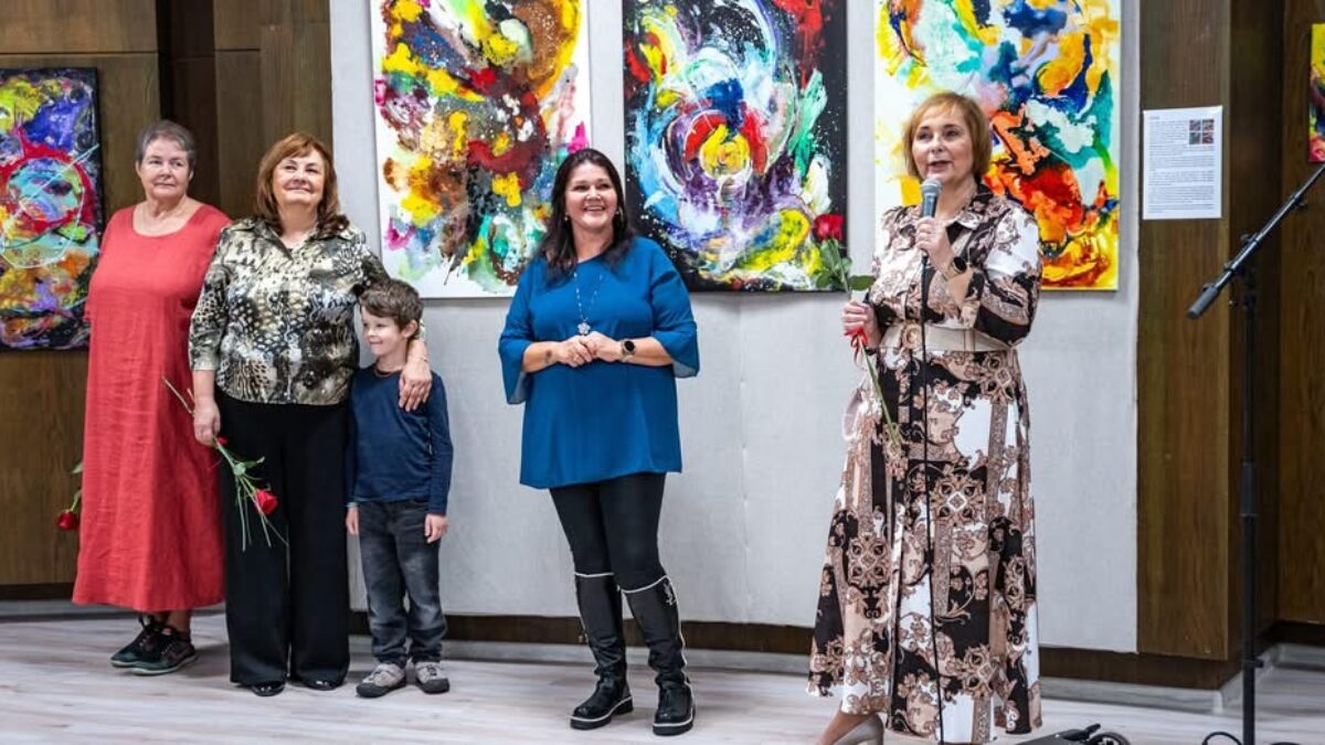 Mesto Žiar nad Hronom: TRI TVÁRE UMENIA: ŽIAR PRIVÍTAL VÝSTAVU TROCH SPOLUŽIAČOK, KTORÉ SPÁJA PRIATEĽSTVO AJ ROK OKRÚHLYCH NARODENÍN