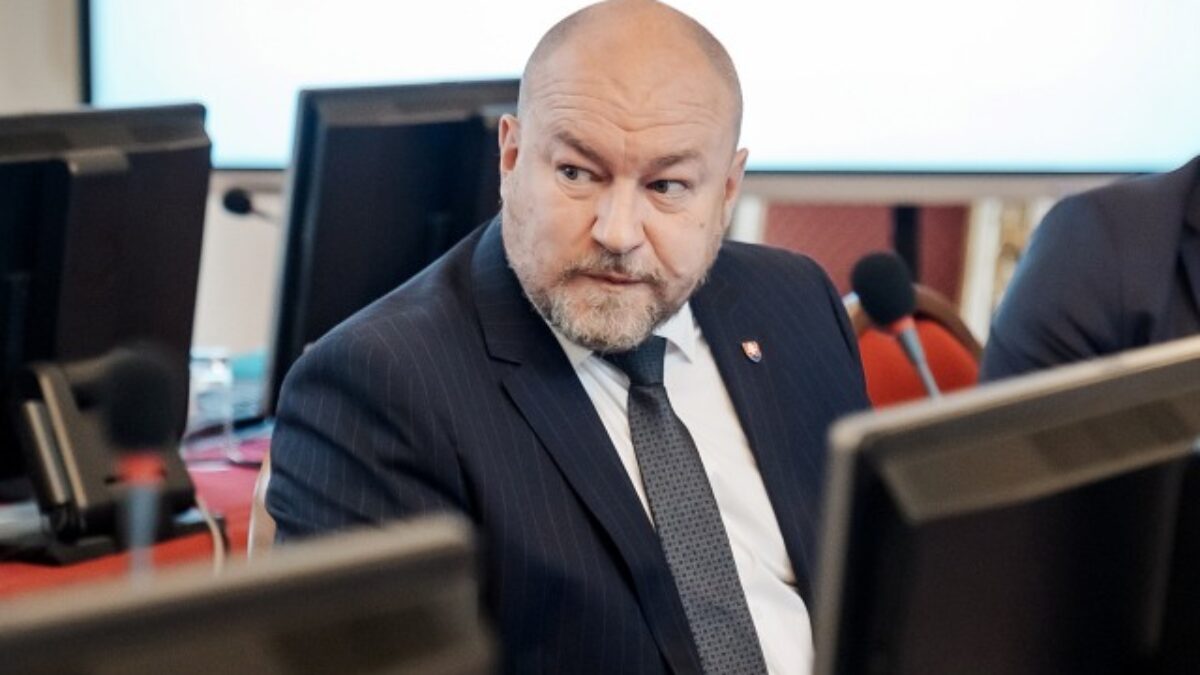 324510 huli.jpg Huliak mal dopravnú nehodu, vodič služobného vozidla dostal šmyk pri vyhýbaní sa autu