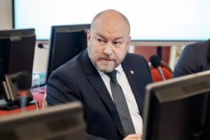 Huliak mal dopravnú nehodu, vodič služobného vozidla dostal šmyk pri vyhýbaní sa...