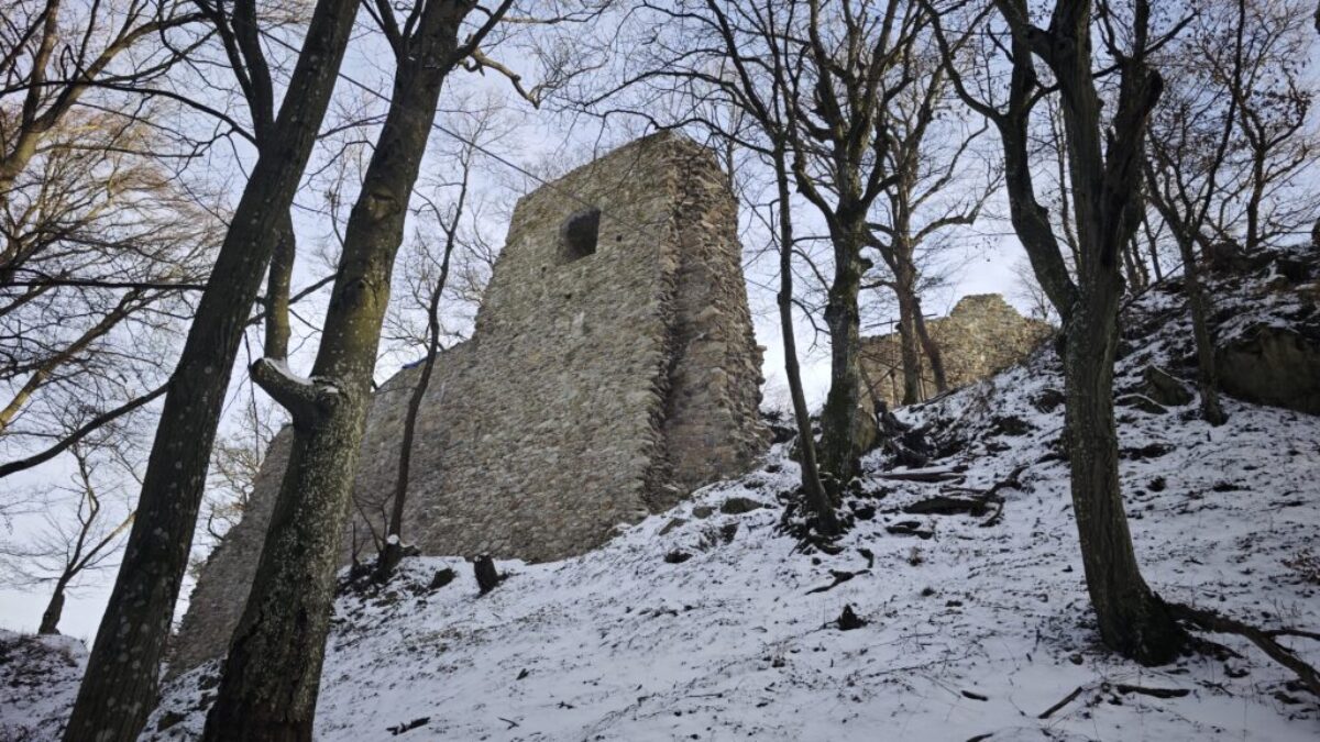 BSK: Hrad Biely kameň pod snehom. Tajomná zrúcanina v Malých Karpatoch