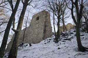BSK: Hrad Biely kameň pod snehom. Tajomná zrúcanina v Malých Karpatoch