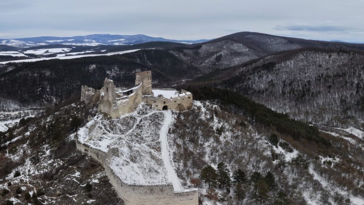 Čachtický hrad: Čachtický hrad nesklame ani ráno