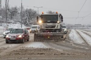 Košice vyhlásili pre zlú poveternostnú situáciu prvý kalamitný stupeň, meškali a...