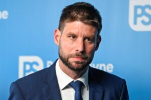 Keď mierite na všetky štyri strany, zostanete stáť sám, kritizuje Šimečka politi...