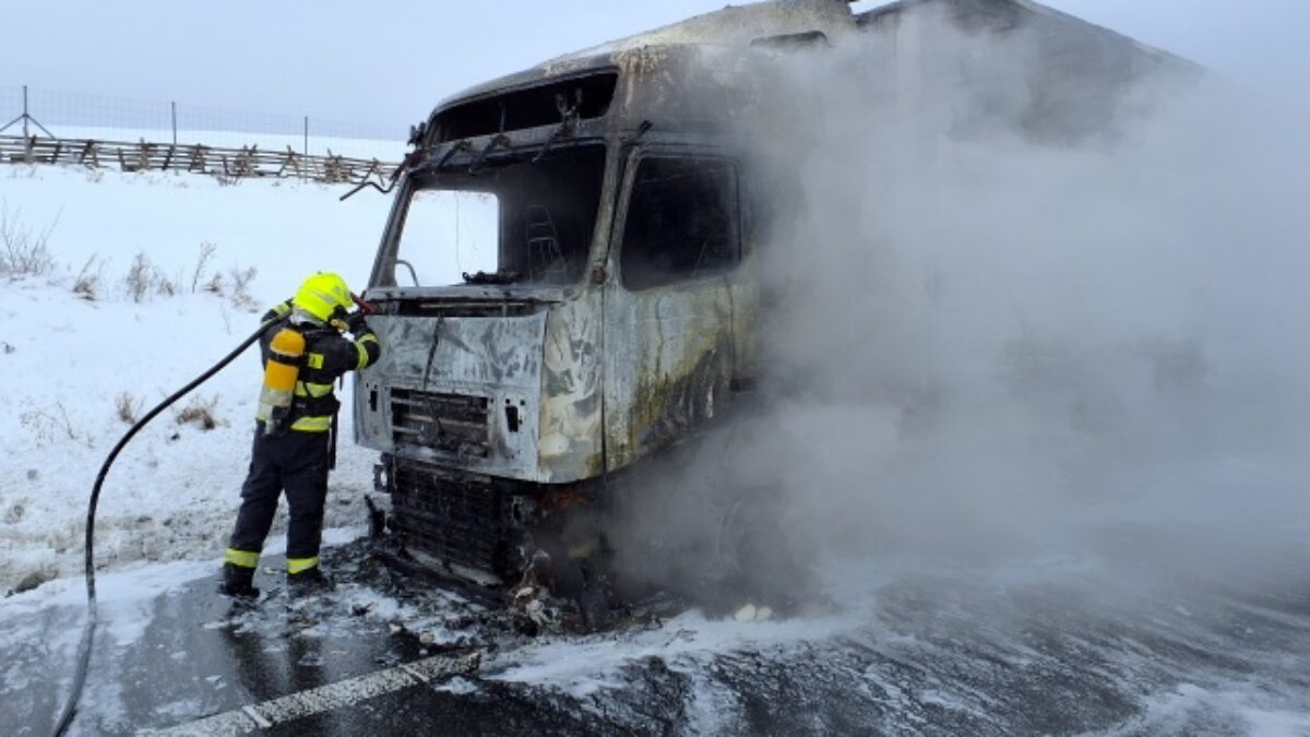 Požiar kamiónu skomplikoval dopravu na R4 v smere od Šebastoviec na Milhosť, zasahovali hasiči aj polícia – FOTO