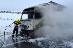 Požiar kamiónu skomplikoval dopravu na R4 v smere od Šebastoviec na Milhosť, zas...