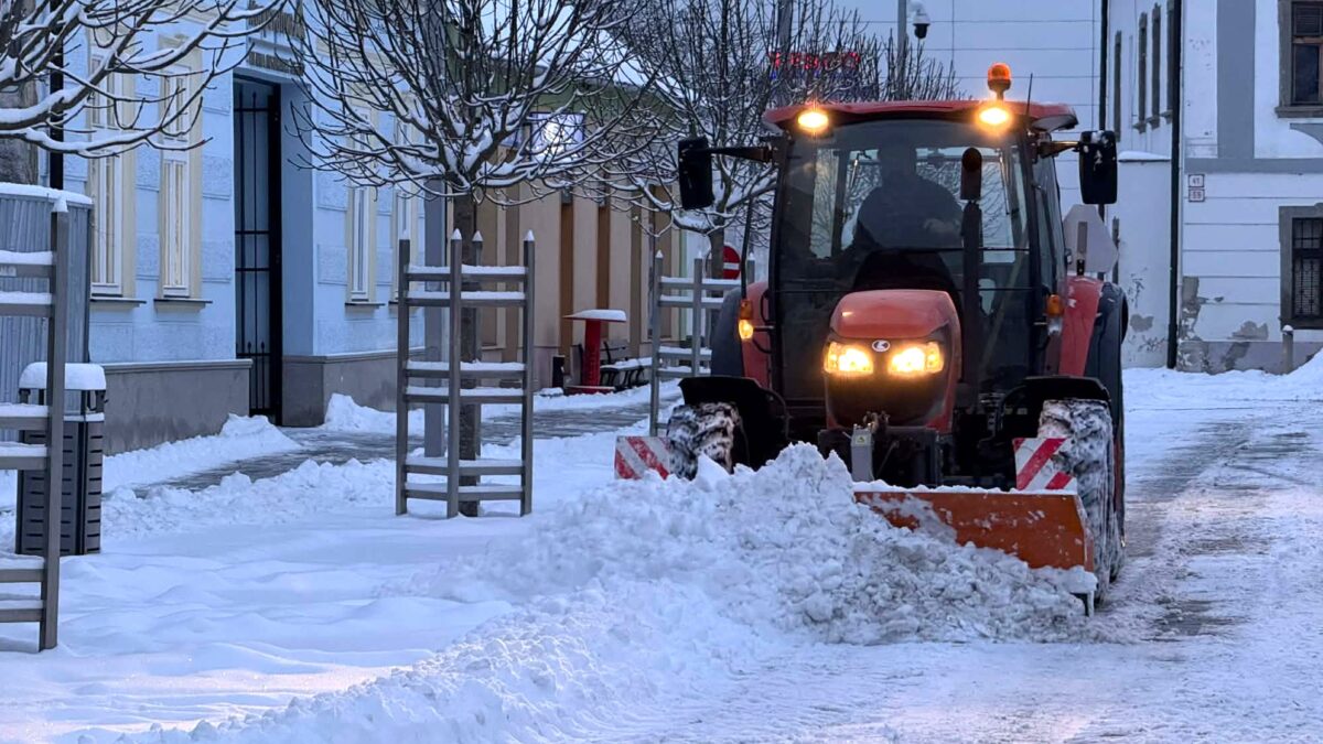 Mesto Zvolen: PO VÝDATNOM SNEŽENÍ STÁLE ČISTÍME MESTO