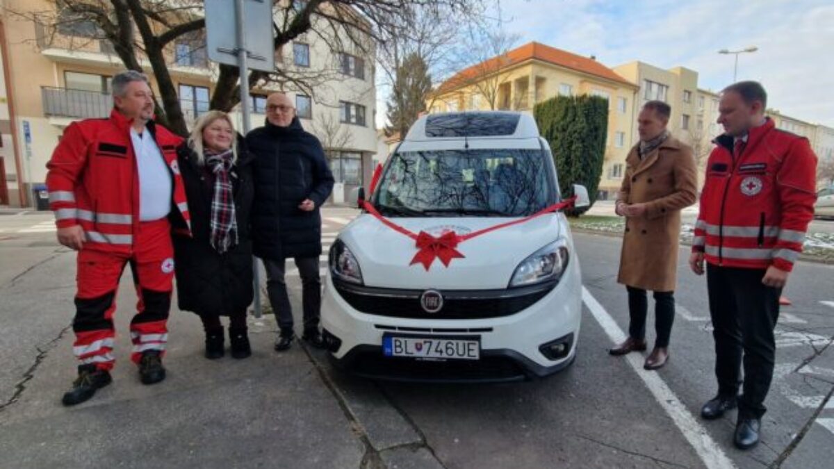 Piešťany sa pýšia sociálnym taxíkom, pomôže seniorom aj ľuďom s obmedzenou mobilitou – VIDEO, FOTO