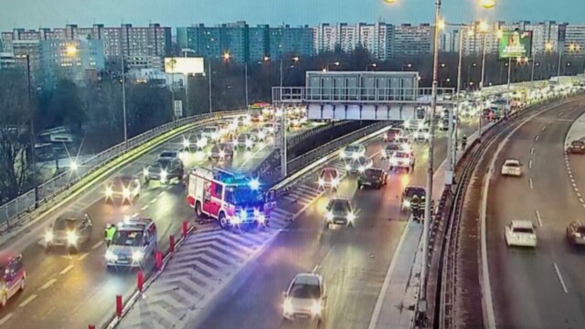 Na Prístavnom moste sa zrazilo viacero áut, úsek je ťažko prejazdný a tvoria sa kolóny