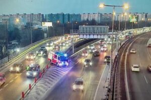 Na Prístavnom moste sa zrazilo viacero áut, úsek je ťažko prejazdný a tvoria sa ...