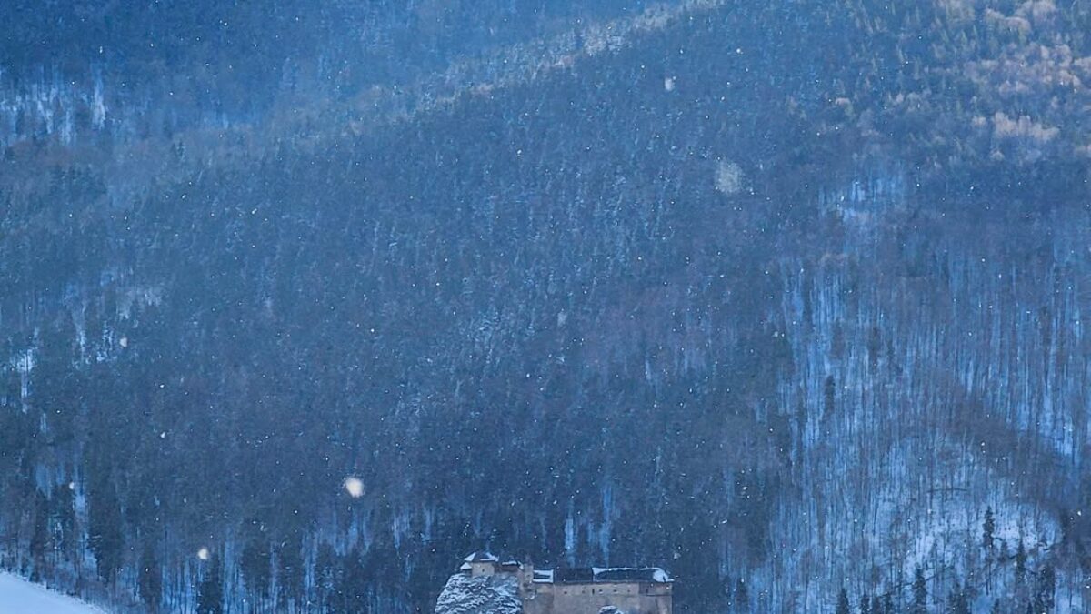 Oravský hrad: Z diaľky, medzi kopcami pod vločkami