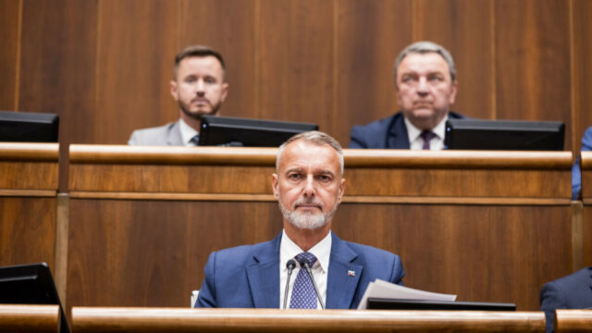 Raši stanovil pre rok 2026 iba päť schôdzí parlamentu. Zamestnanci sa potrebujú venovať rodinám, tvrdí Hlas