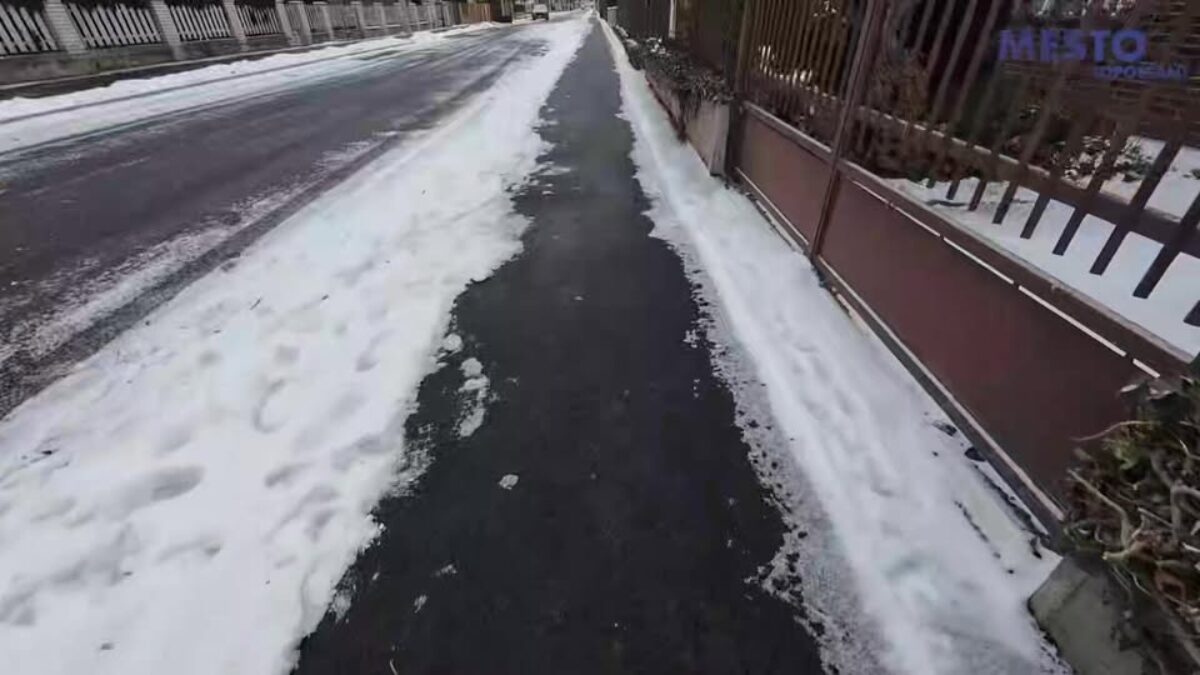 Mesto Topoľčany: Poslednou opravenou ulicou roka 2025 bola ulica Vajanského, kde môžu obyvatelia a návštevníci jazdiť po novom asfalte a kráčať po komfortných chodníkoch .