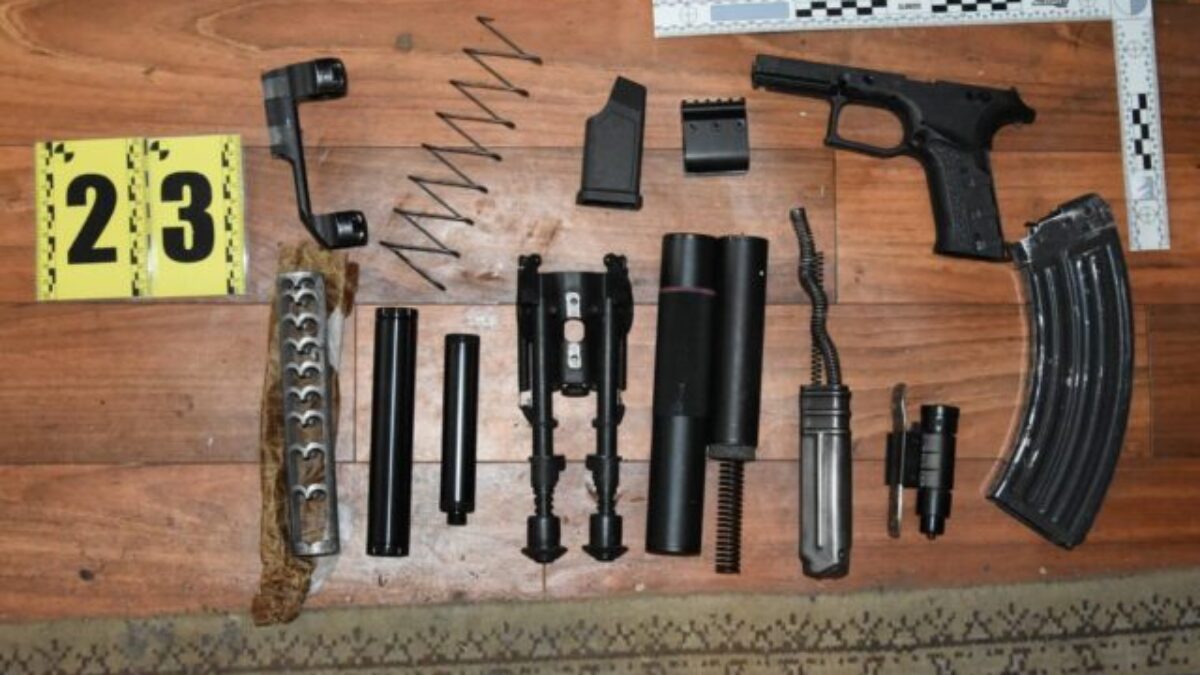 Dom v Trebišovskom okrese ukrýval množstvo nelegálnych zbraní, polícia stíha 65-ročného muža